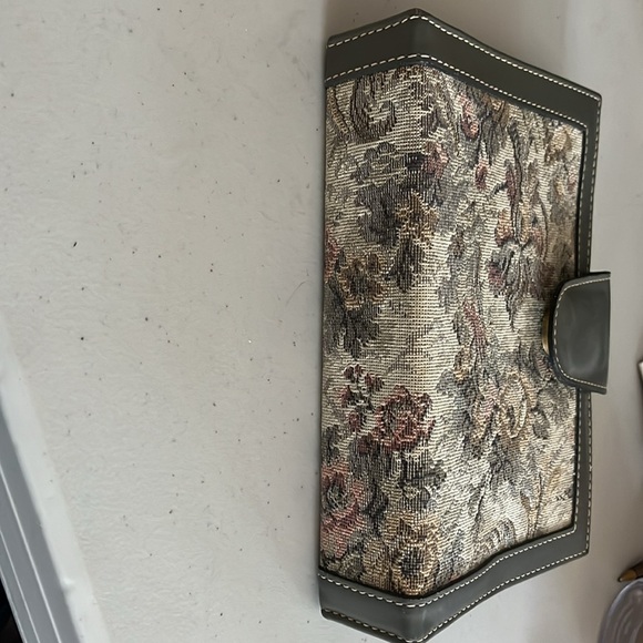 French tapestry organizer was used in the 80’s. Is in beautiful shape. No pages - Picture 5 of 7